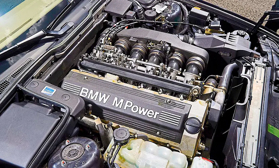 Der Motor des BMW M5 Touring (E34).