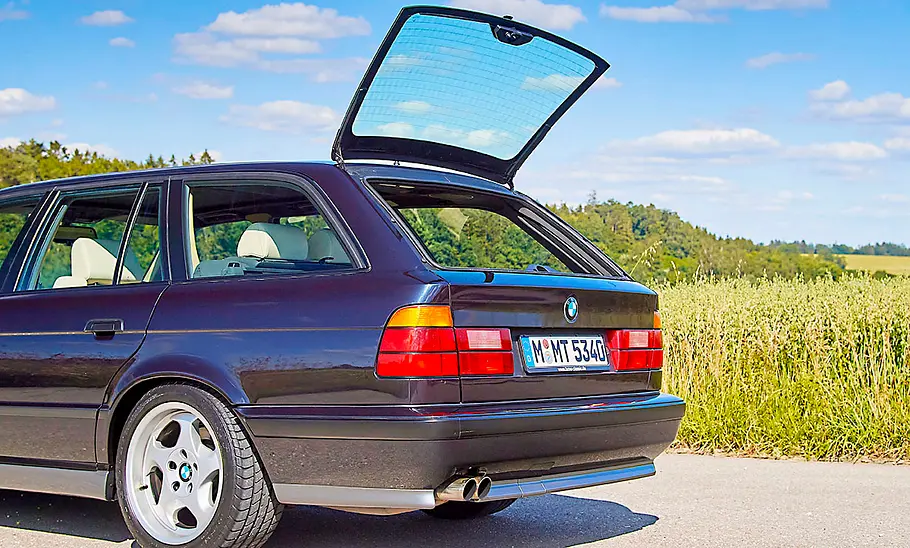 Die geöffnete Heckscheibe des BMW M5 Touring (E34).