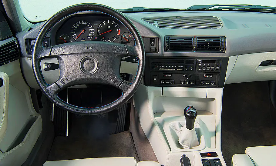 Das Cockpit des BMW M5 (E34)