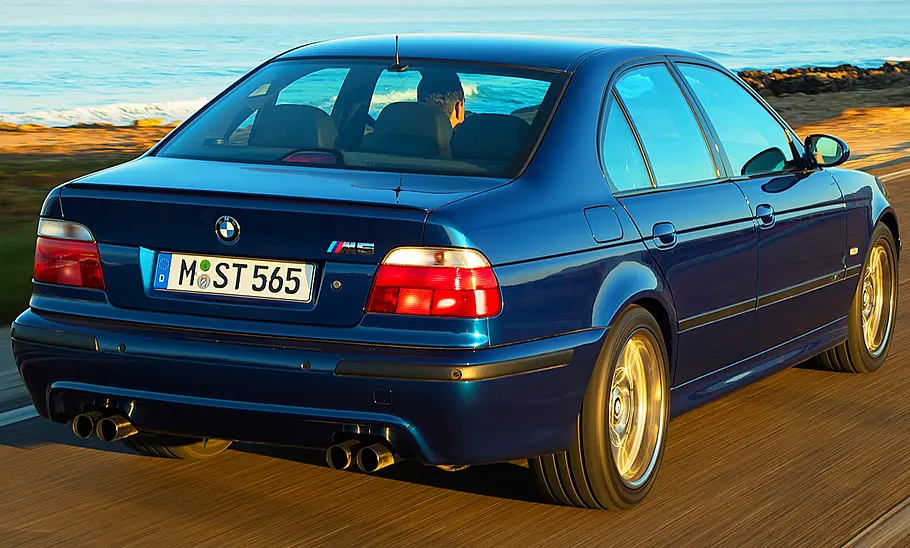 Der BMW M5 (E39) fahrend von schräg hinten