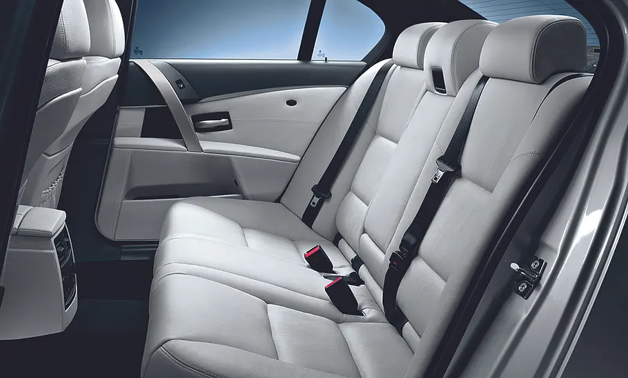 Rücksitzbank im BMW M5 (E60).