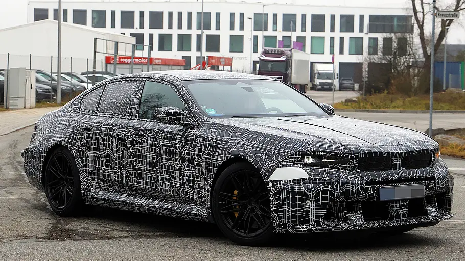 Das BMW M5 Facelift als Erlkönig: Das Bild zeigt die Limousine von schräg vorne.