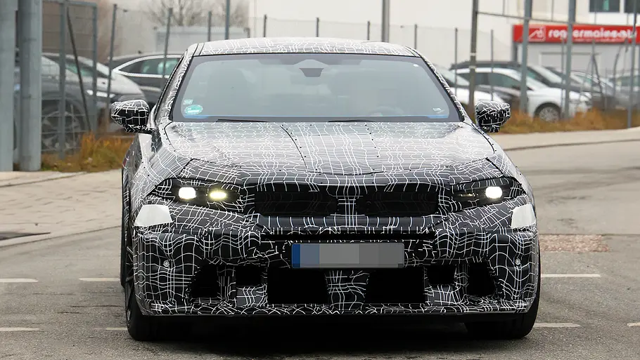 Das BMW M5 Facelift als Erlkönig: Das Bild zeigt die Limousine von vorne.