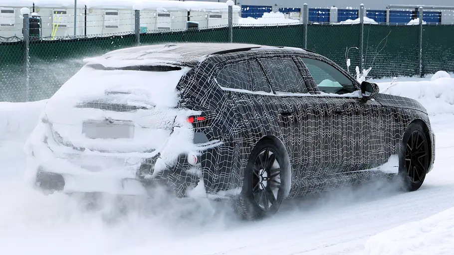 Der BMW M5 Touring als Erlkönig von schräg hinten fotografiert.