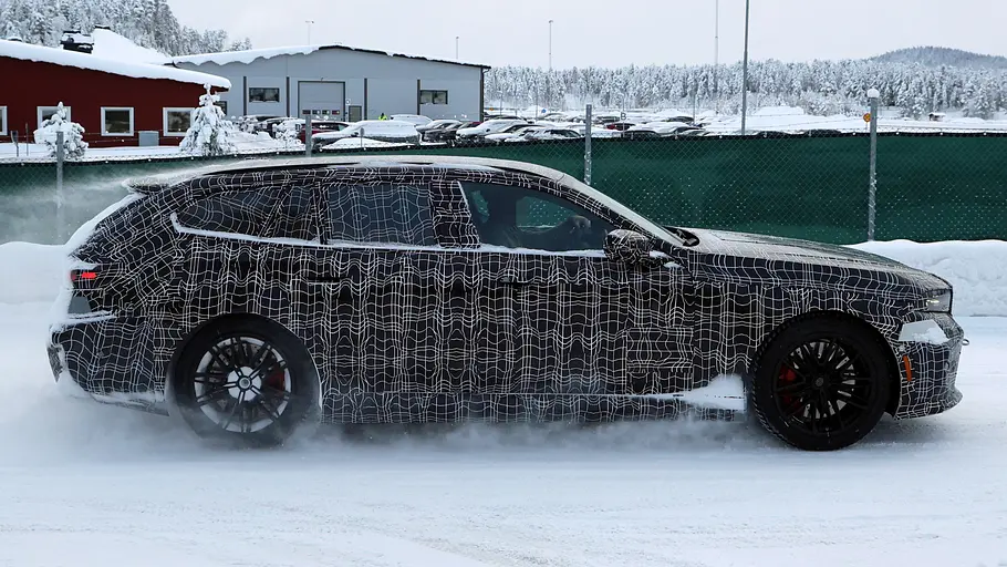 Das BMW M5 Facelift als Erlkönig: Das Bild zeigt den Touring von der Seite.