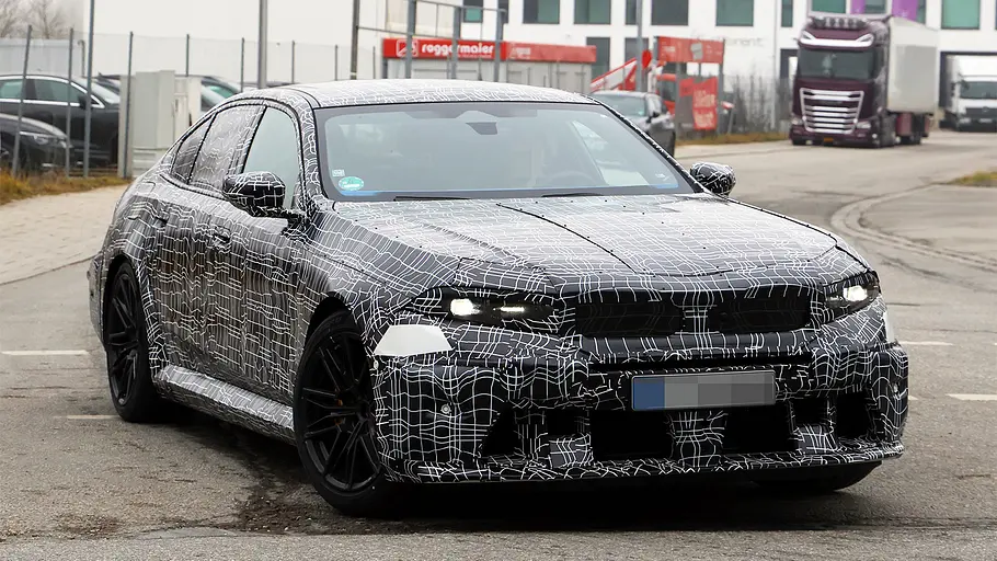 Das BMW M5 Facelift als Erlkönig: Das Bild zeigt die Limousine von schräg vorne.