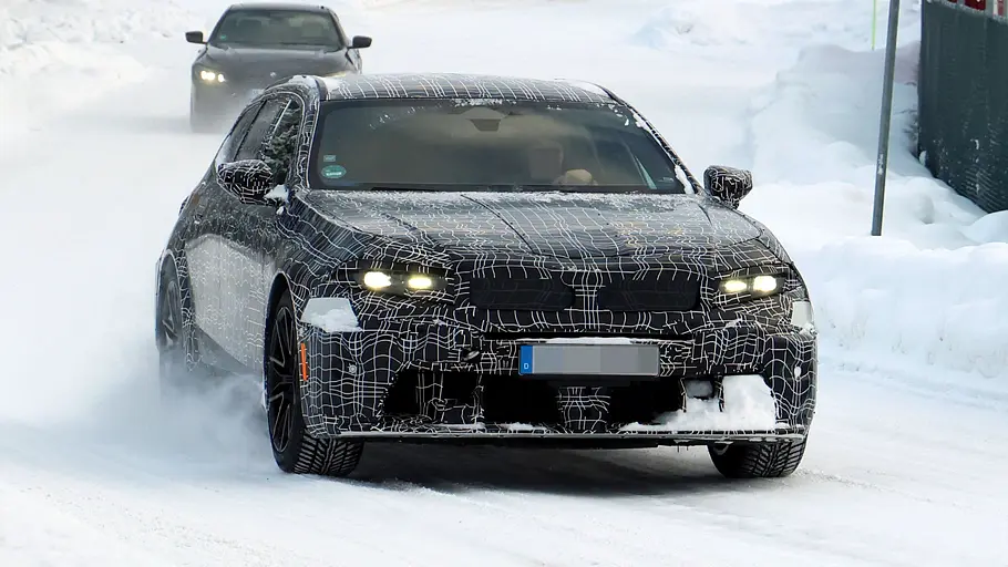 Das BMW M5 Facelift als Erlkönig: Das Bild zeigt den Touring von schräg vorne.