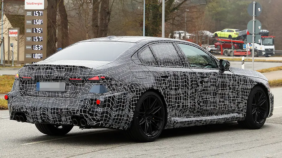 Das BMW M5 Facelift als Erlkönig: Das Bild zeigt die Limousine von schräg hinten.