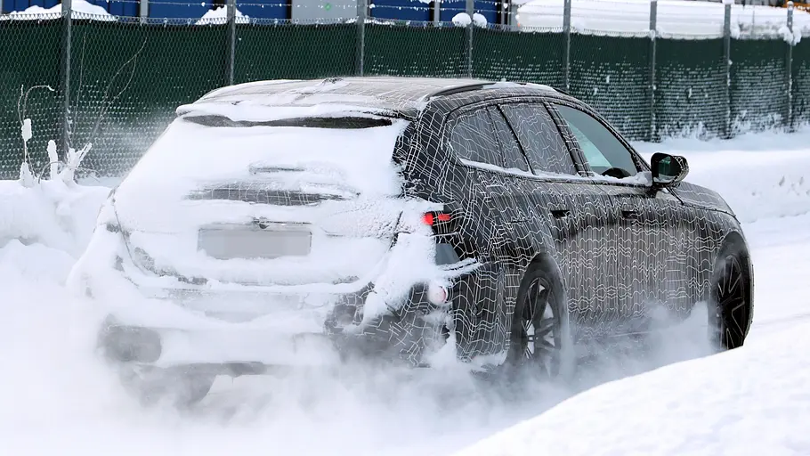 Das BMW M5 Facelift als Erlkönig: Das Bild zeigt den Touring von schräg hinten.