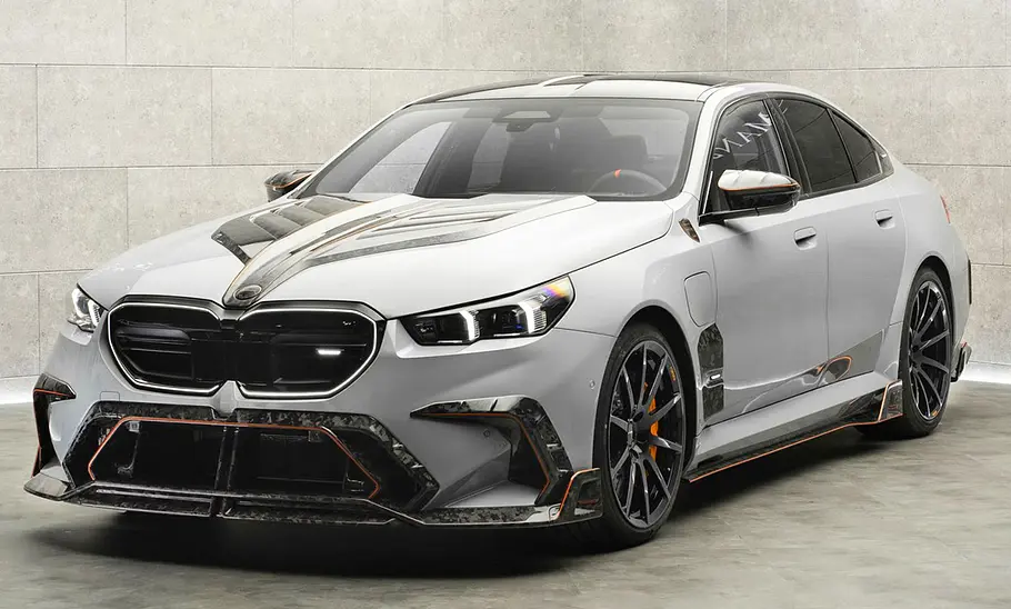 Der BMW M5 von Mansory von schräg vorne.