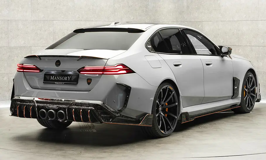 Der BMW M5 Mansory von schräg hinten.