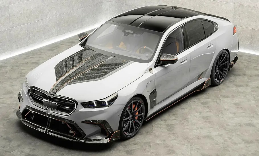 Der  BMW M5 von Mansory von schräg vorne aus der Vogelperspektive.