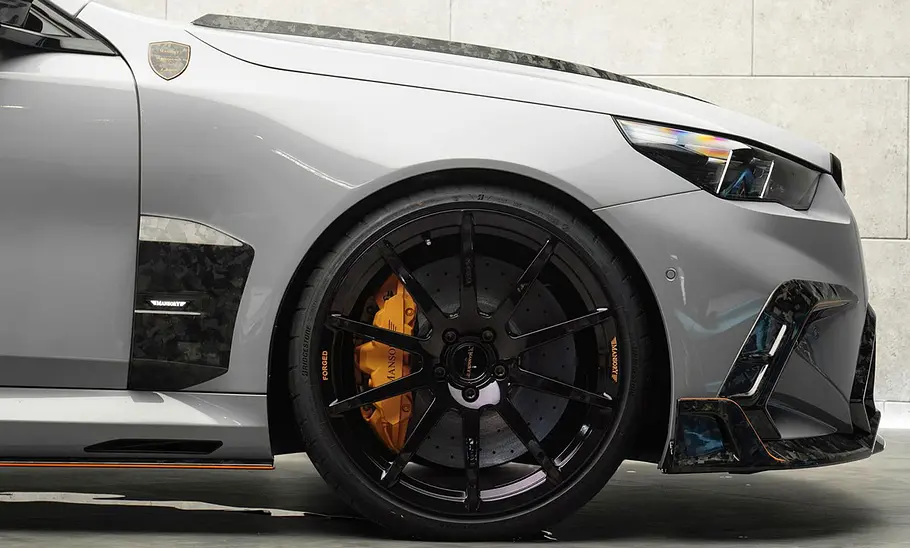 Der vordere Kotflügel des BMW M5 von Mansory.