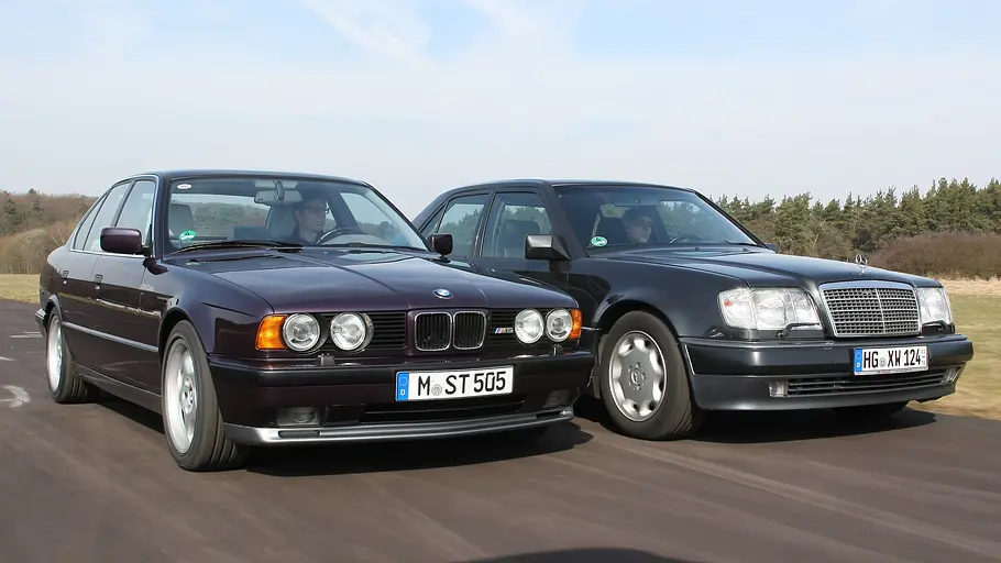 BMW M5/Mercedes 500 E BMW M5/Mercedes 500 E fahrend von schräg vorne fotografiert.