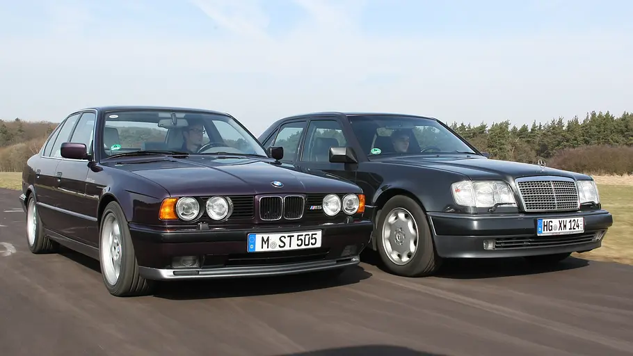 BMW M5/Mercedes 500 E BMW M5/Mercedes 500 E fahrend von schräg vorne fotografiert.