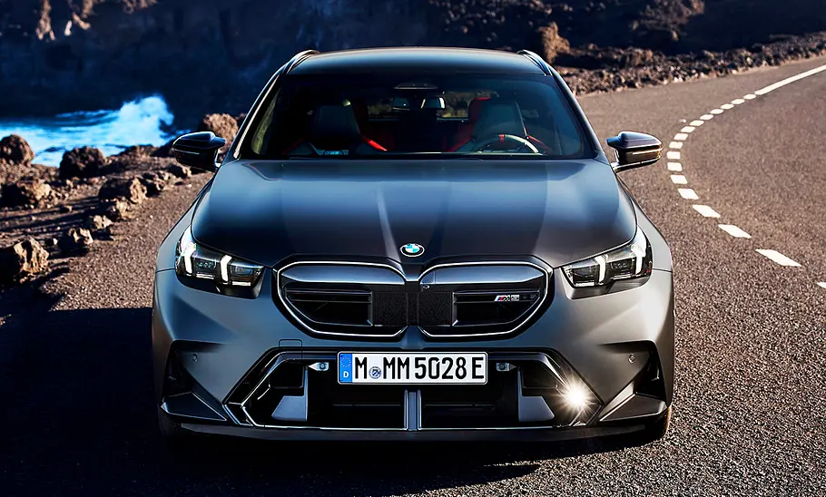 Der BMW M5 Touring (2024) stehend; fotografiert von vorne.