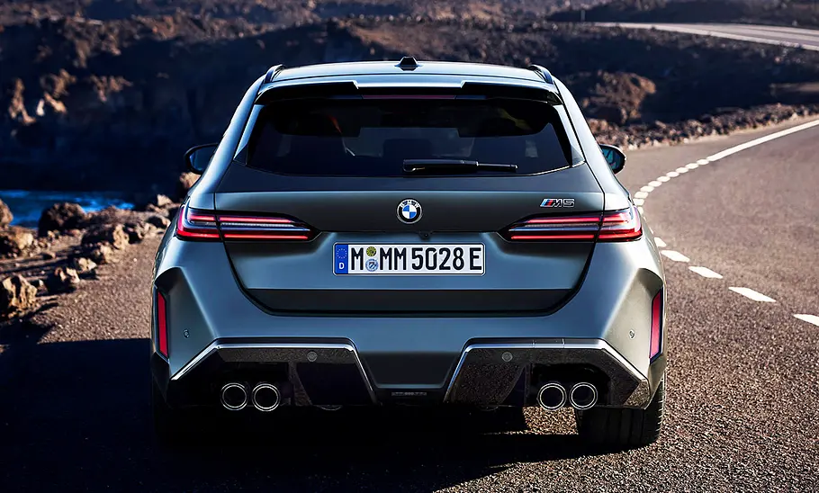 Der BMW M5 Touring (2024) stehend; fotografiert von hinten.