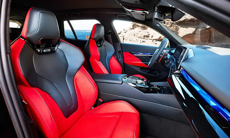 Die Vordersitze des BMW M5 Touring (2024).