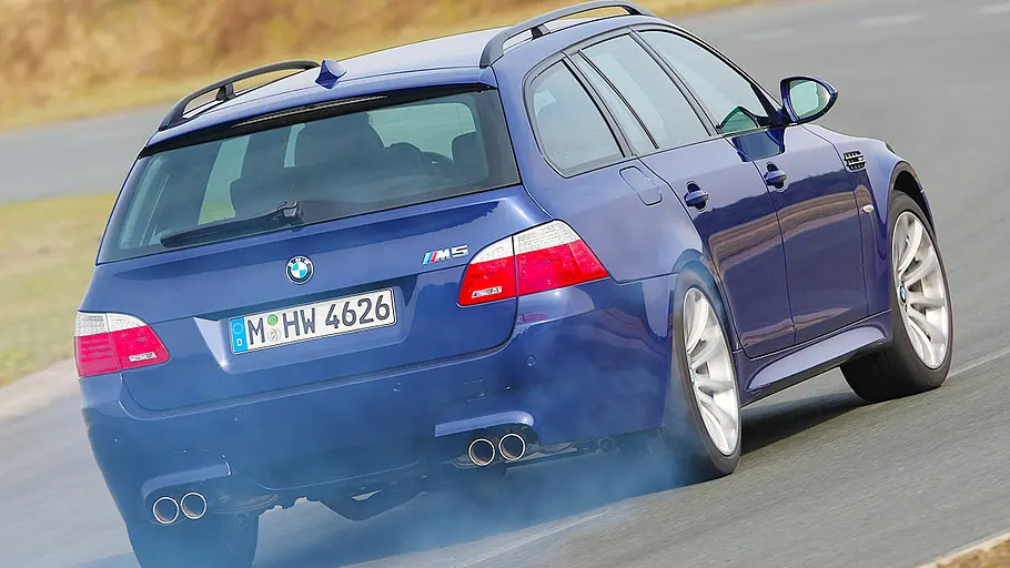 BMW M5 Touring fahrend von schräg hinten fotografiert.