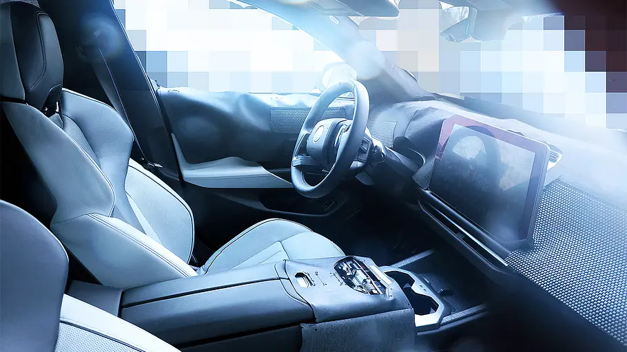 Blick durch die Seitenscheibe in den noch getarnten Innenraum des BMW M5 Touring Facelift (2027).