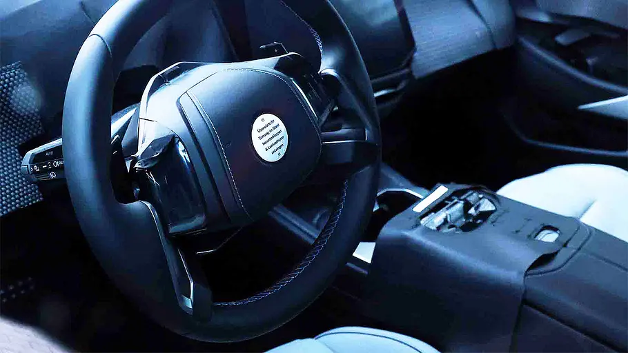 Blick auf die Armaturen im Innenraum des BMW M5 Touring Facelift (2027).