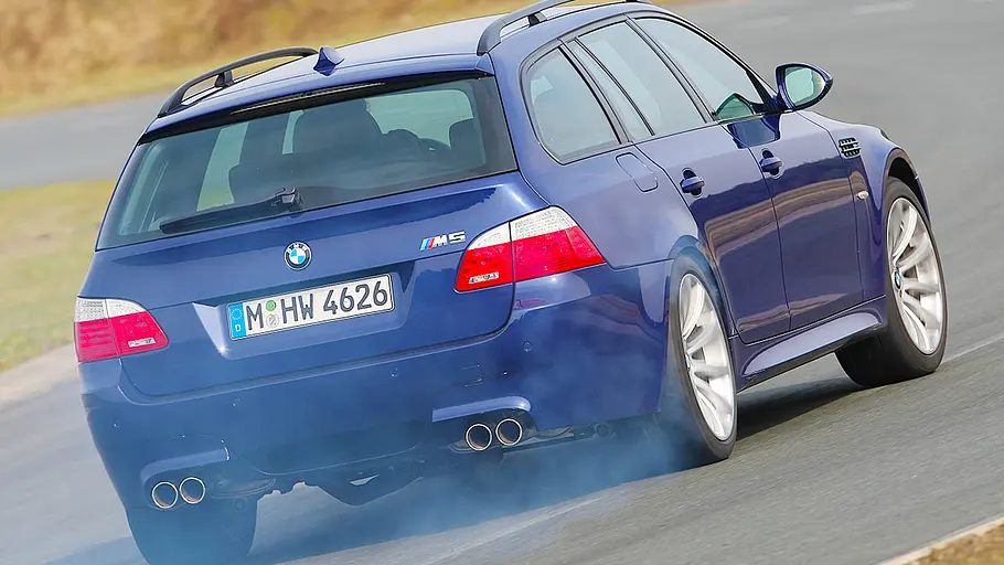 BMW M5 Touring BMW M5 Touring fahrend von schräg hinten fotografiert.