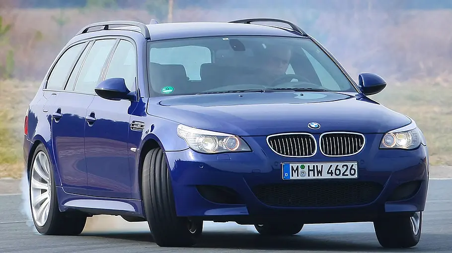 BMW M5 Touring BMW M5 Touring fahrend von schräg vorne fotografiert.