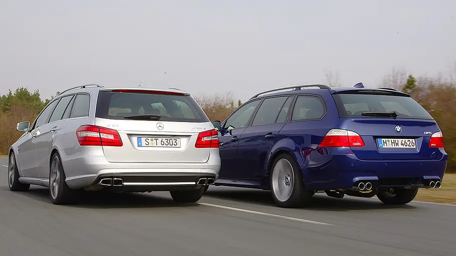 Mercedes E 63 AMG T-Modell/BMW M5 Touring Mercedes E 63 AMG T-Modell/BMW M5 Touring fahrend von schräg hinten fotografiert.
