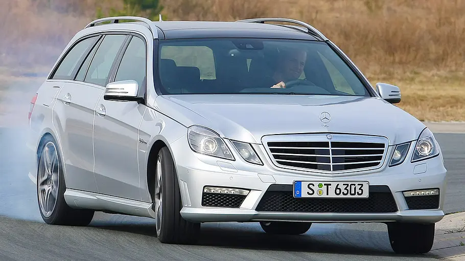 Mercedes E 63 AMG T-Modell Mercedes E 63 AMG T-Modell fahrend von schräg vorne fotografiert.