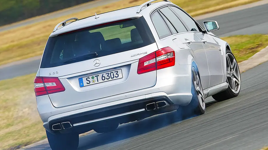 Mercedes E 63 AMG T-Modell Mercedes E 63 AMG T-Modell fahrend von schräg hinten fotografiert.