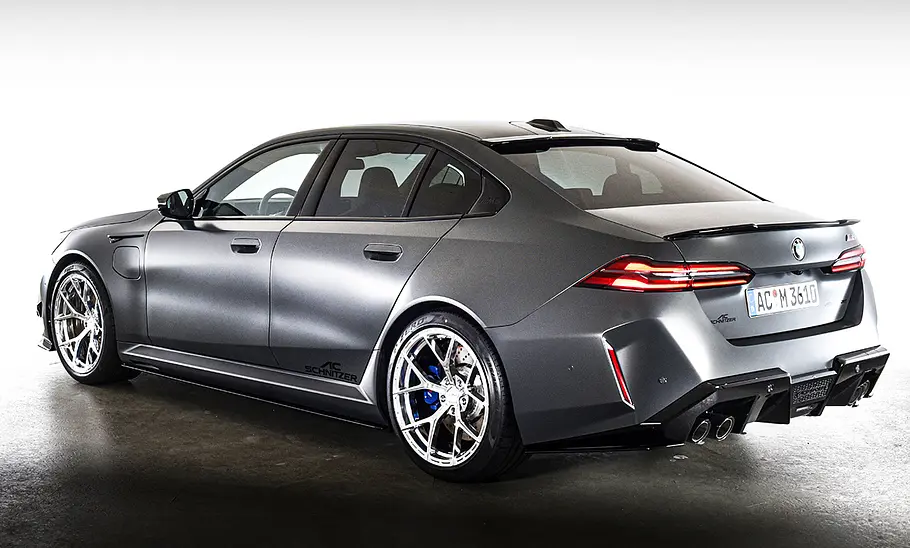 Die BMW M5 Limousine von AC Schnitzer stehend von schräg hinten.