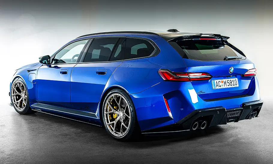 Die BMW M5 Touring von AC Schnitzer stehend von schräg hinten.