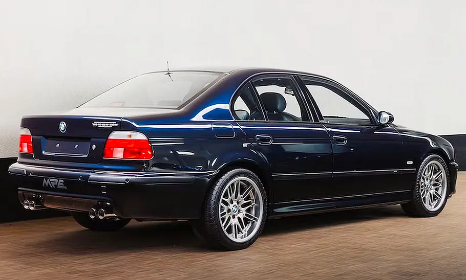 Der BMW M5 W10 statisch von schräg hinten fotografiert.