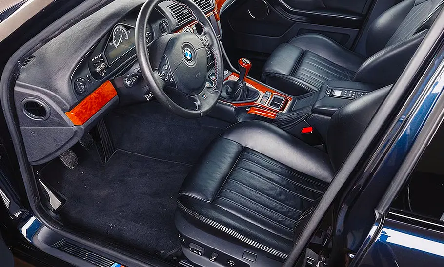 Der Innenraum des BMW M5 W10.