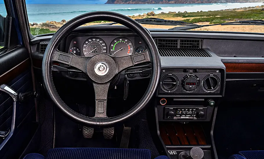 Das Cockpit des BMW M535i (E12)