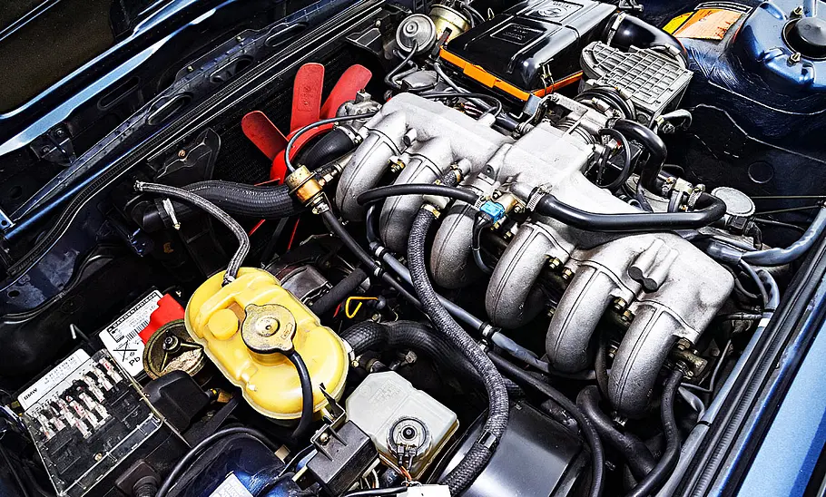 Der Motor des BMW M535i (E12)