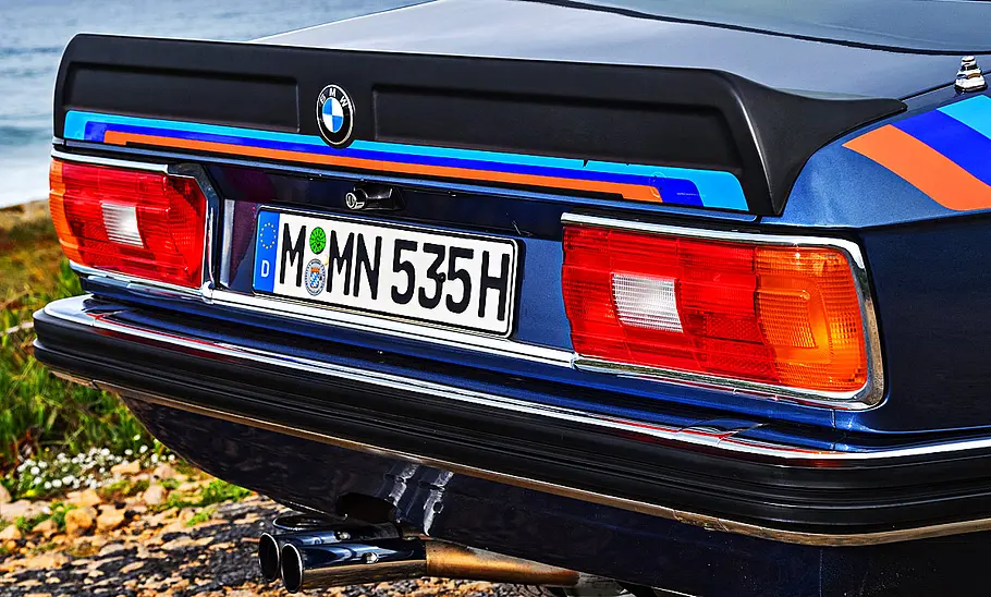 Das Heck des BMW M535i (E12)