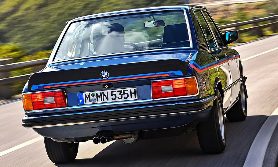 Der BMW M535i (E12) fahrend von hinten