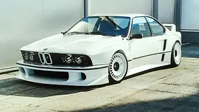 Blick von schräg vorne auf den BMW 635 CSi von The Kyza. - Foto: Khyzyl Saleem (Instagram: the_kyza) Blick von schräg vorne auf den BMW 635 CSi von The Kyza. - Foto: Khyzyl Saleem (Instagram: the_kyza)