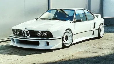 Blick von schräg vorne auf den BMW 635 CSi von The Kyza. - Foto: Khyzyl Saleem (Instagram: the_kyza)