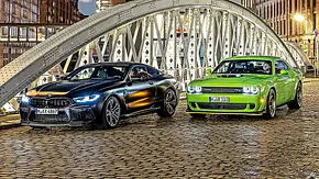 BMW M8 Competition/Dodge Challenger R/T; stehend, schräg vorne - Foto: Frank Ratering