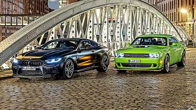 BMW M8 Competition/Dodge Challenger R/T; stehend, schräg vorne - Foto: Frank Ratering
