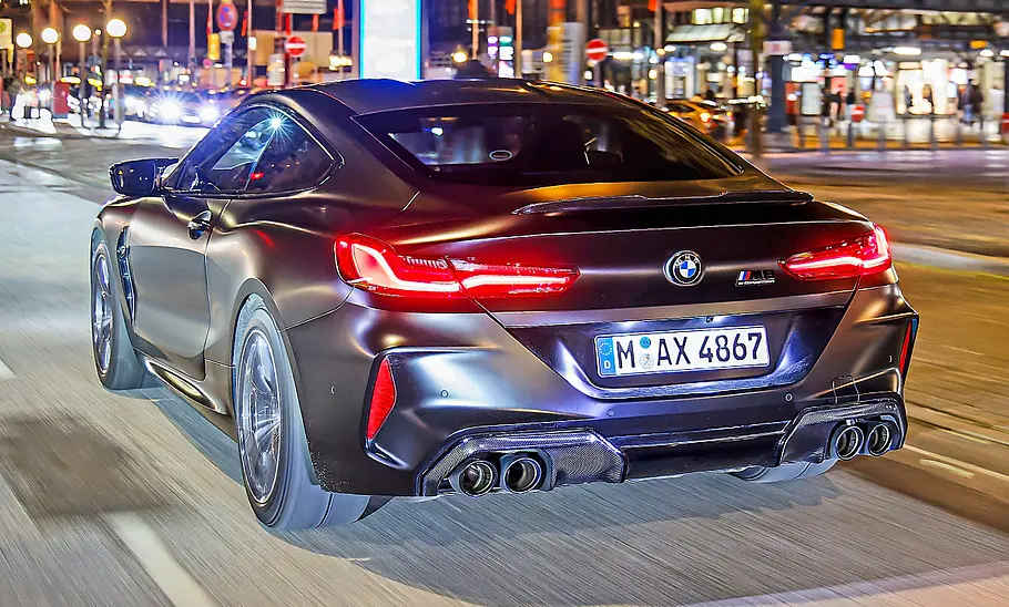 BMW M8 Competition; fahrend, schräg hinten