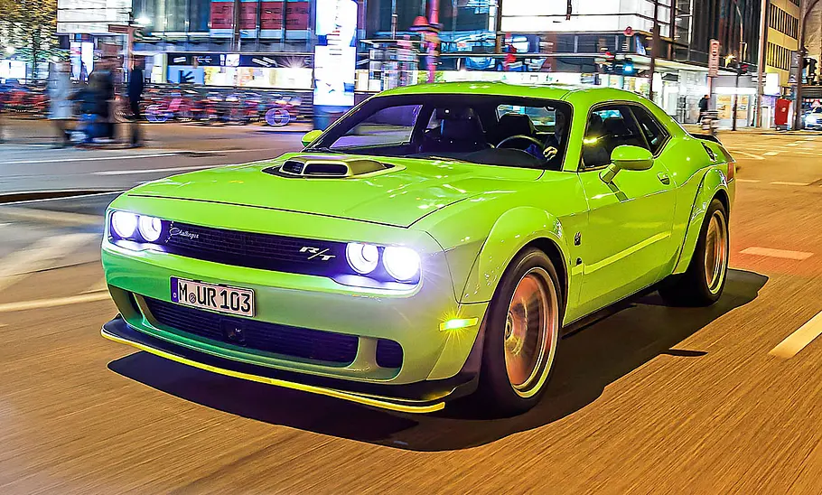 Dodge Challenger R/T; fahrend, schräg vorne