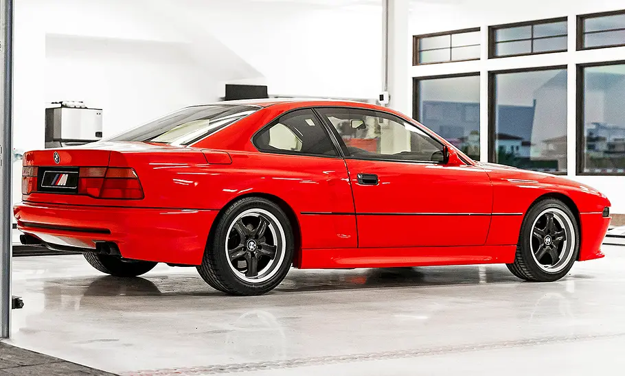 Der BMW M8 (E31) stehend von schräg hinten
