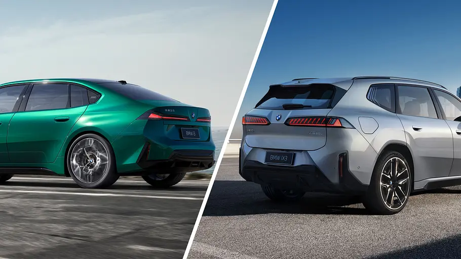 BMW Neue Klasse mit langem Radstand Die Collage zeigt die beiden Neue-Klasse-Modelle BMW i3 (links) und BMW iX3 (rechts) jeweils im langen Radstand für China von schräg hinten.