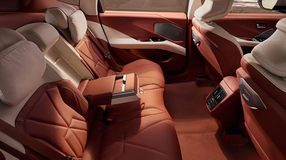 BMW Neue Klasse mit langem Radstand Durchsicht durch den Innenraum des BMW iX3 mit langem Radstand für China mit Fokus auf den Fußraum im Fond.