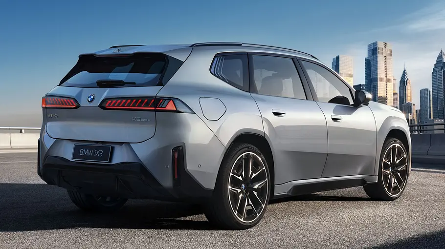 BMW Neue Klasse mit langem Radstand Der BMW iX3 mit langem Radstand für China statisch von schräg hinten rechts.