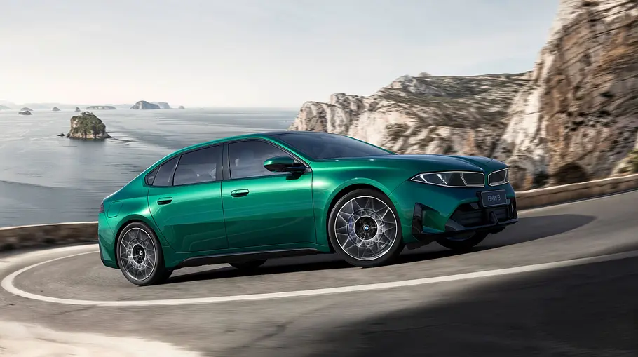BMW Neue Klasse mit langem Radstand Der BMW i3 mit langem Radstand für China in einer Linkskurve fahrend von schräg vorne rechts.
