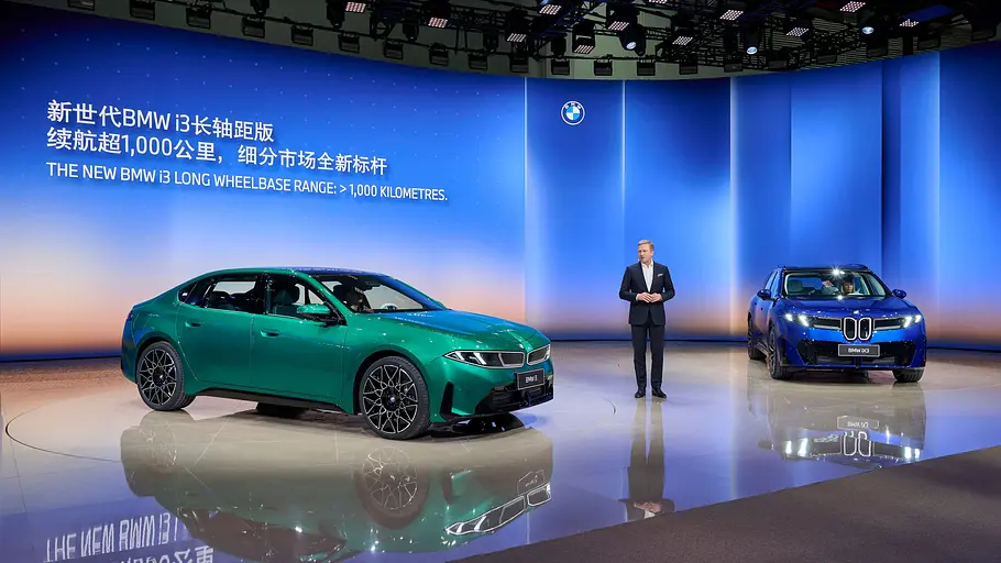 BMW Neue Klasse mit langem Radstand Auf der Auto China 2026 stellt der Vorstandsvorsitzende der BMW AG Oliver Zipse den BMW i3 (links) und BMW iX3 (rechts) mit langem Radstand für China vor.